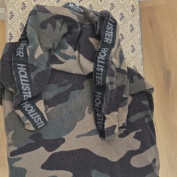 Hollister Men's Camouflage Tee - Black and Tan - Picture 5 of 7